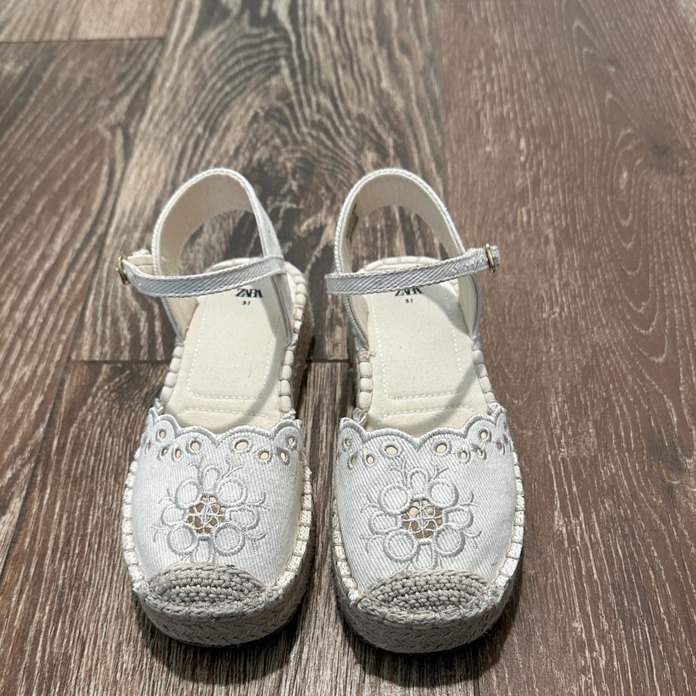 Zara Beige Espadrille Shoes size 31 (girl 13)